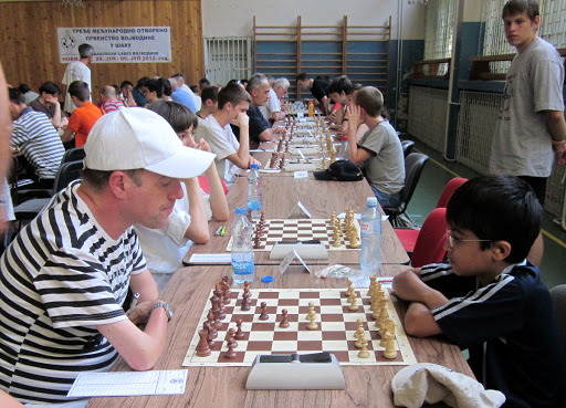 Akshat Chandra playing Dragan Milisevic in Chess Round 5, and being observed by friend Magnus ;-)